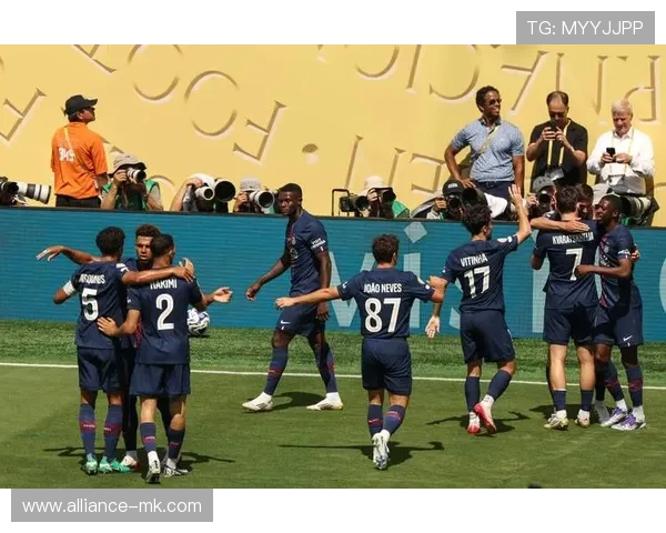 巴黎防线稳固,球队展现强大韧性迎战强敌 巴黎防线稳固,球队展现强大韧性迎战强敌